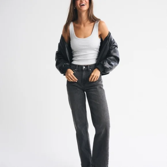 🦥 Abercrombie & Fitch High Rise 90s Relaxed Cuffed Hem Jean 🦥 - Picture 3 of 7